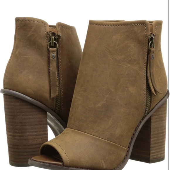 Kelsi Dagger Brooklyn
Womens Side Zip Block Heel Peep Toe Booties Brown Size 7.5 - Picture 10 of 14